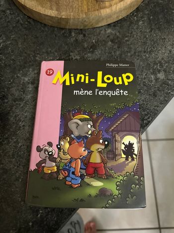 Livre mini loup mène l'enquête
