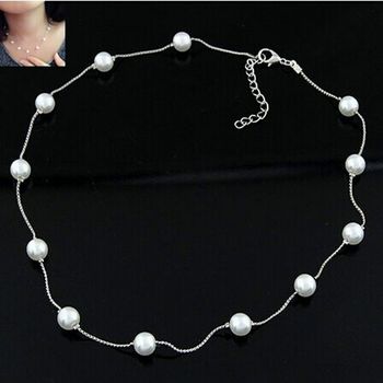 Collier femme argenté à perles blanches