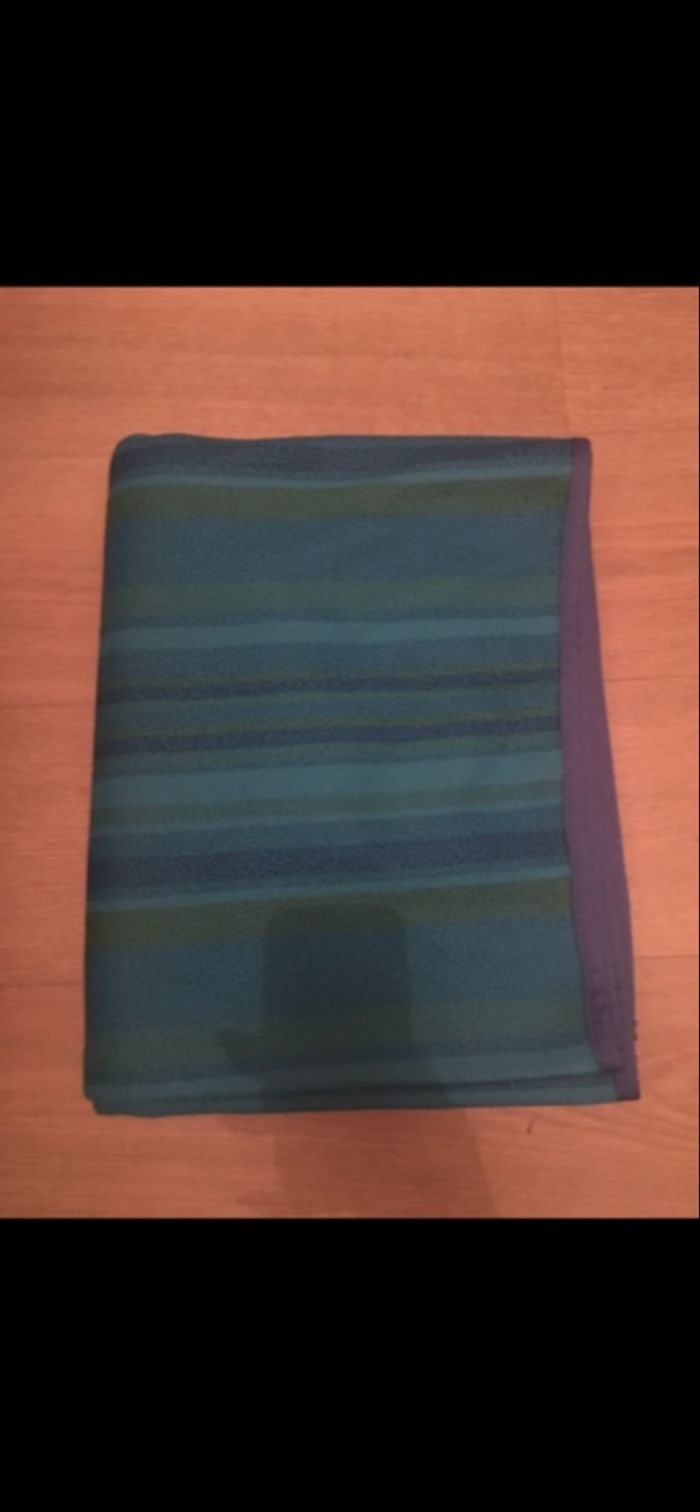 Plaide en polaire épais bleu turquoise un coter uni et un coter rayer assortie - photo numéro 2