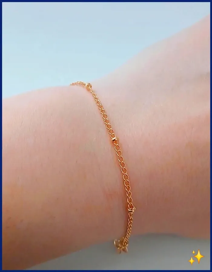 Bracelet doré chaine fine femme – tendance, élégant et lumineux - photo numéro 3