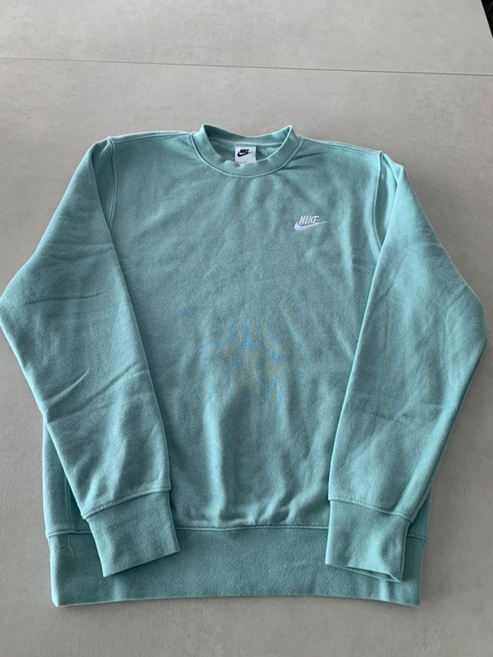 Pull Nike taille S très peu porté en parfait état