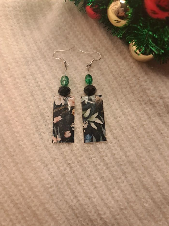 Boucles d'oreilles pendante noir et verte florale - photo numéro 2