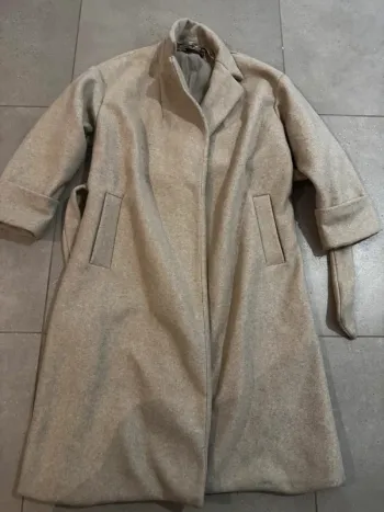 Long manteau beige Zara, taille XS mais oversize, bon état mais il y a des bouloches