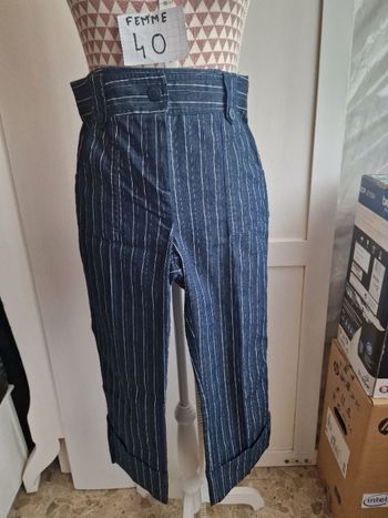 Pantalon, marine à rayures blanches, taille standard, forme régular, très très bon état