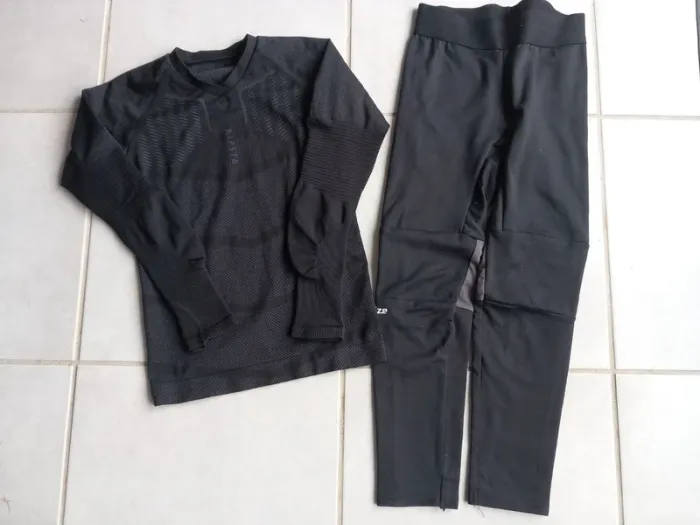 Tee-shirt + legging Décathlon mixte 8 ans.