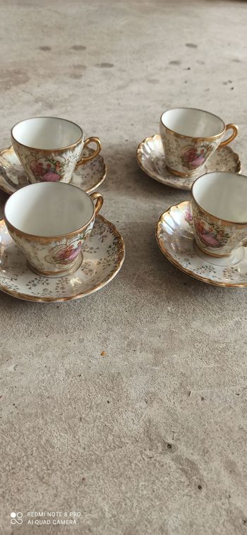 Lot de 4 tasses et sous tasses imprimées