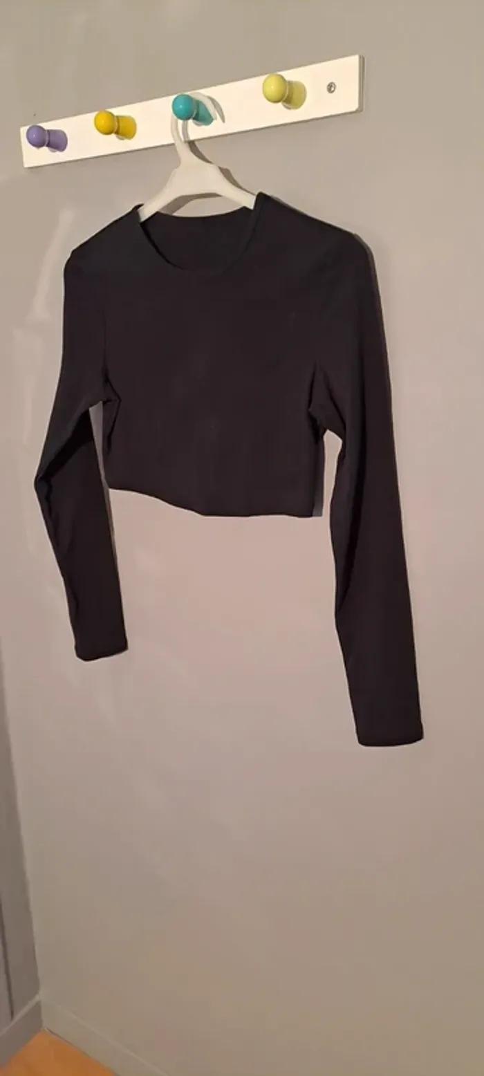 T Shirt court noir manches longues - Marque Shein - Taille 36 - Très bon état. - photo numéro 3