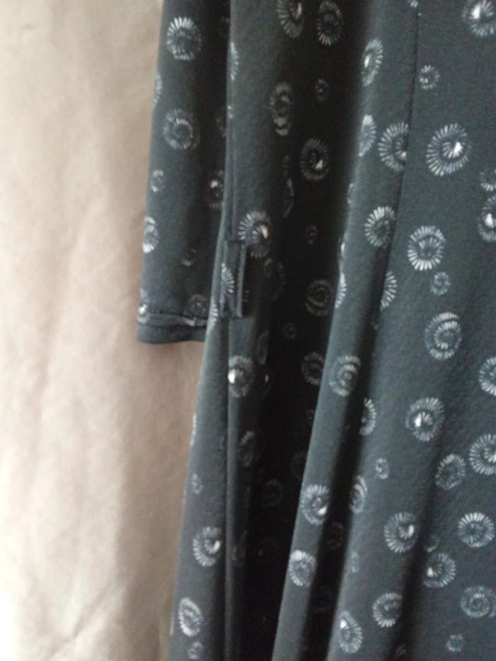 Petite robe noir en col V style voile dentelle en fleur Kiabi taille 42 - photo numéro 6