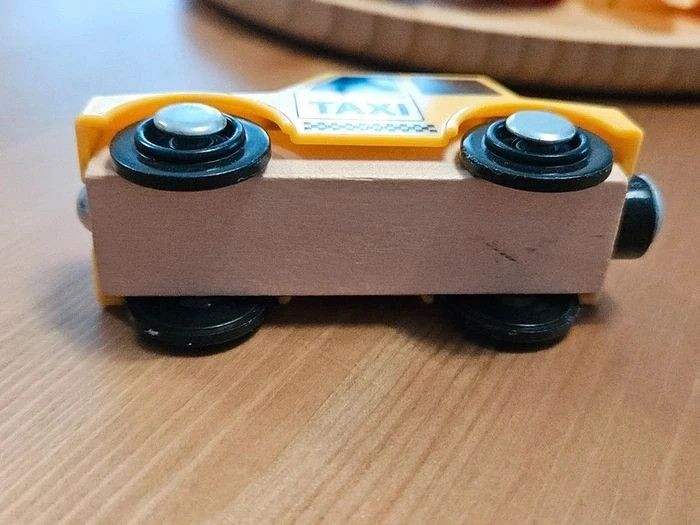 Lot de 4 véhicules en bois et plastique aimantés - photo numéro 5