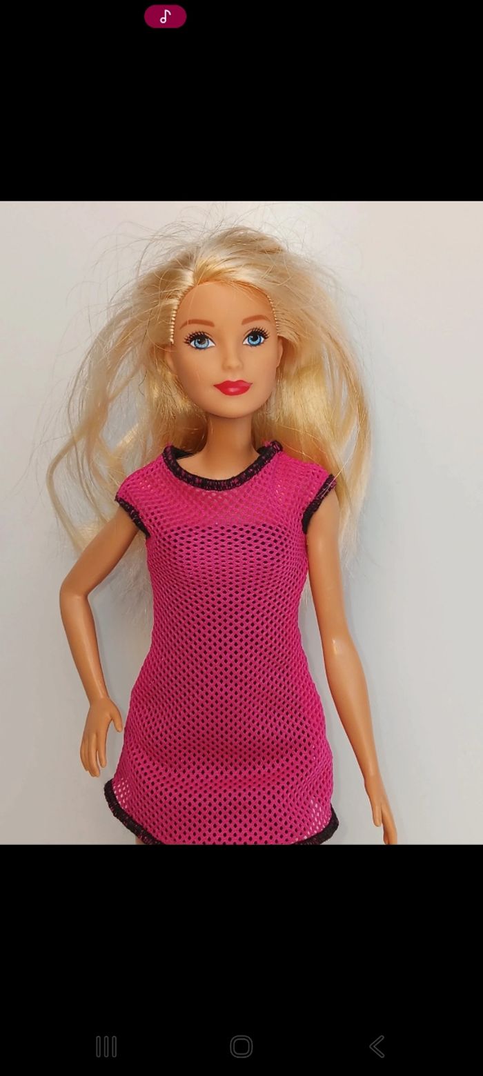 Poupée mattel barbie Barbie You Can Be Anything Rockstar , métiers poupée Rockstar GDJ34
Poupée et ensemble compris - photo numéro 2