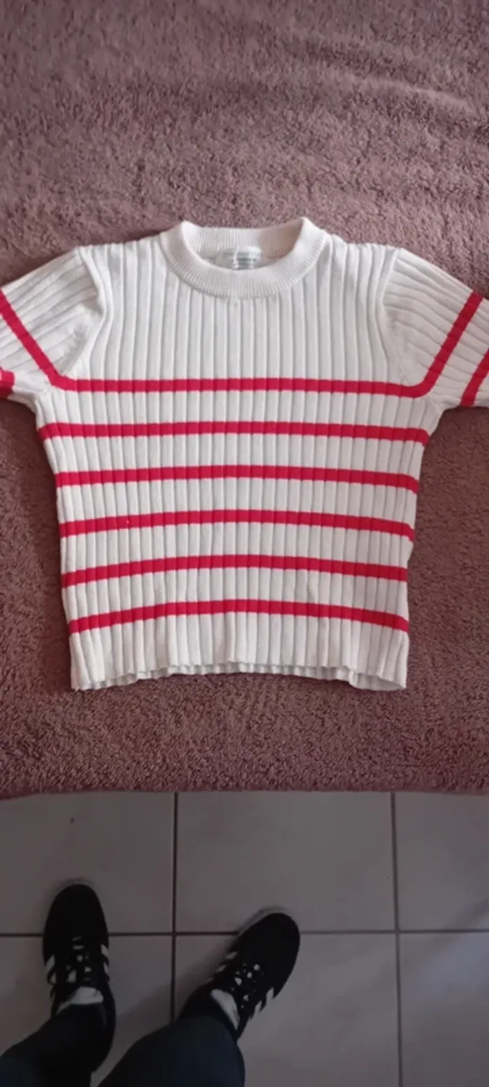 Très joli Tee-shirt blanc crème à rayures rouge primark 4/5ans - photo numéro 2