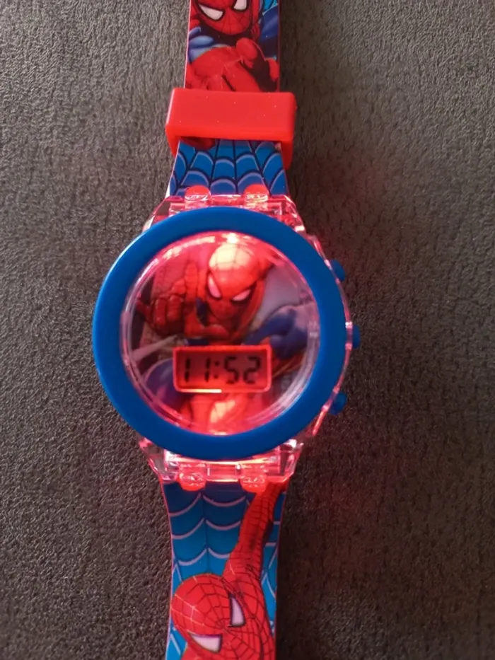 Montre lumineuse digitale spiderman - photo numéro 4
