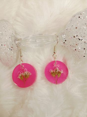 Boucles d'oreilles rose petites fleurs blanches 