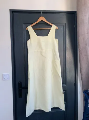 Robe longue jaune pâle