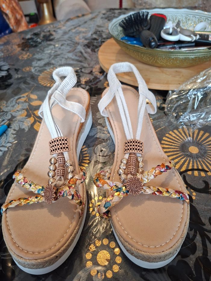 Sandale femme neuve taille 44 tallon 5 ,5 cm prix 10 euro