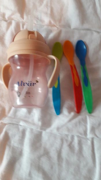 Gobelet + 3 cuillères plastiques