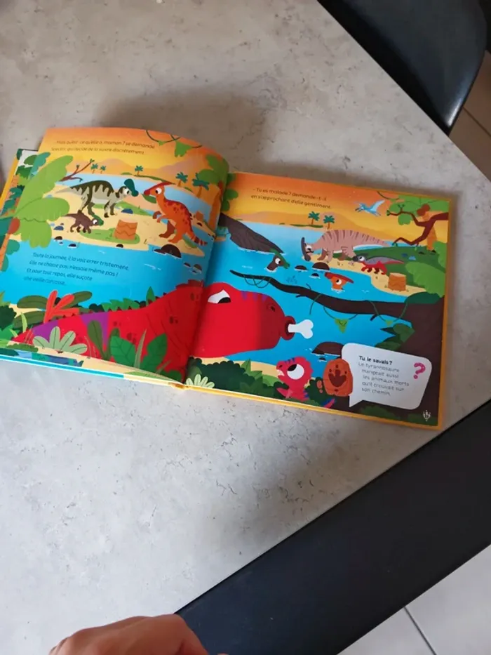 Livre Tyrannosaure montre les cros - photo numéro 2