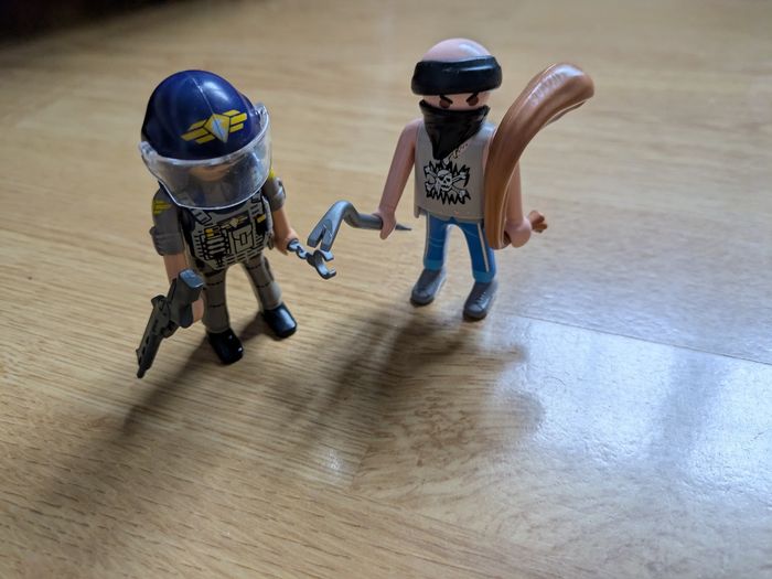 Policier et bandit playmobil