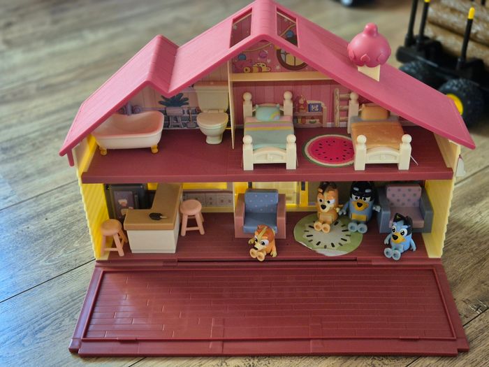 Maison de bluey avec personnages - photo numéro 2