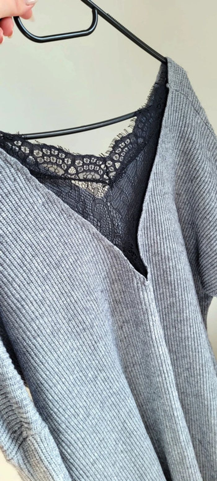 Joli Pull gris décolleté noir dentelé Marque Moewy Taille unique