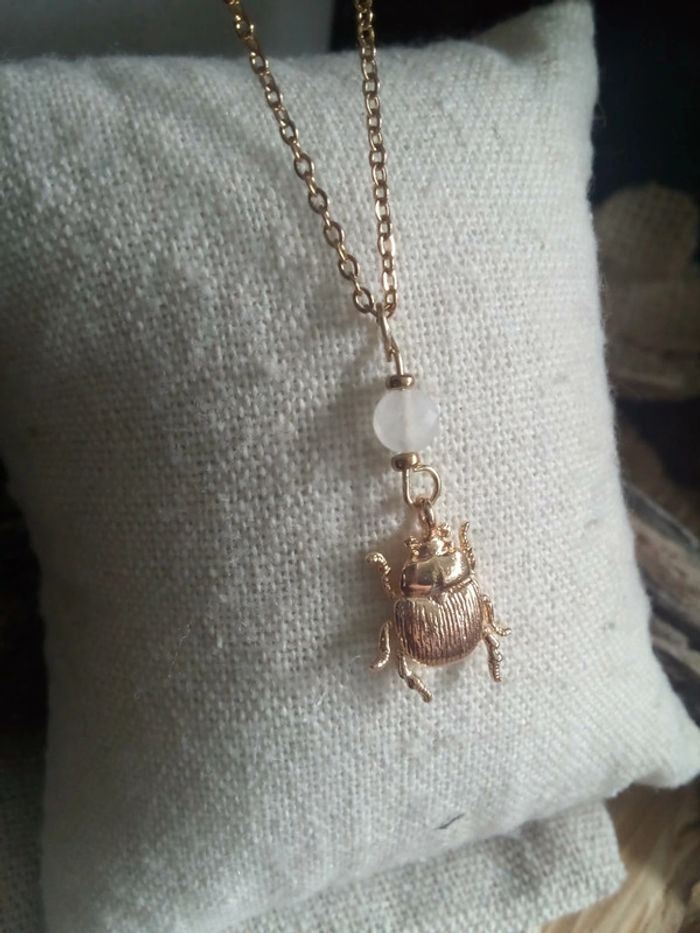 Collier pendentif scarabée et connecteur cristal de roche