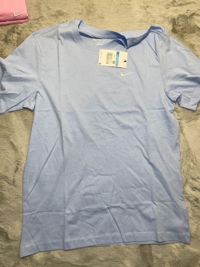 T-shirt Nike bleu logo brodé blanc 🩵 Taille M - photo numéro 3