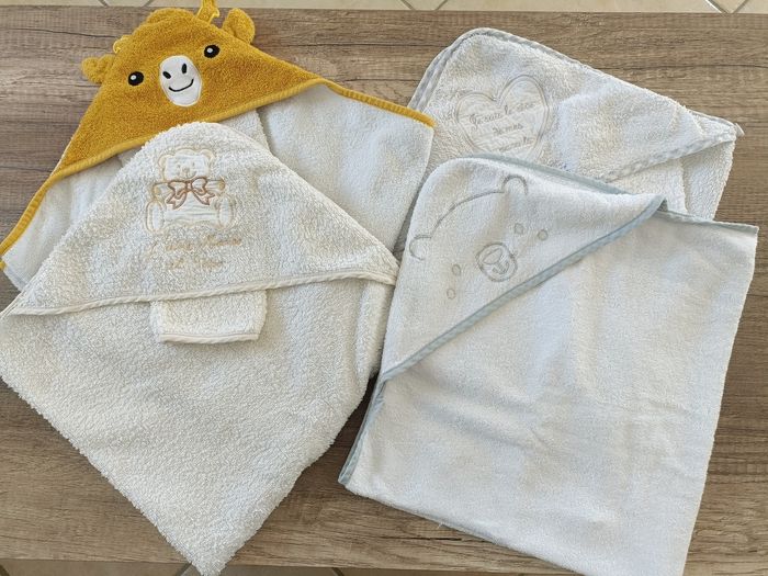 Lot 4 capes de bain avec 3 gants de toilette