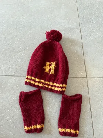 Bonnet et manchettes bordeaux, taille unique, bon état