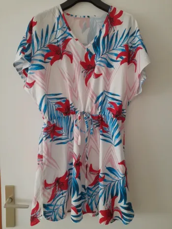 Robe courte resserrée à la taille