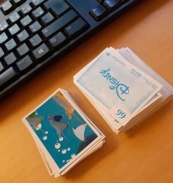 Lot de 10 images Disney Carrefour Panini Family