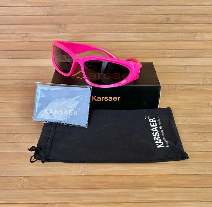 Paire de lunettes de soleil rose p 39