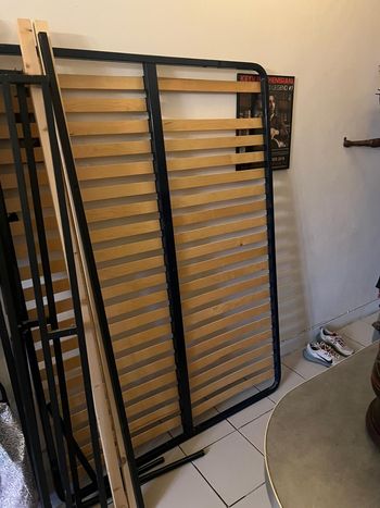 Lit 140x190 en métal avec lattes – État neuf 