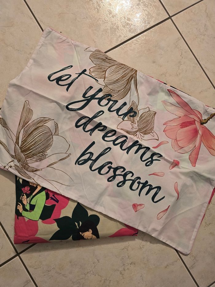 Neuve (non portée) 🩷⚘️👌👌housse de couette reversible et taie d oreiller disney  MULAN fille (1 place).🩷⚘️👌👌 - photo numéro 3