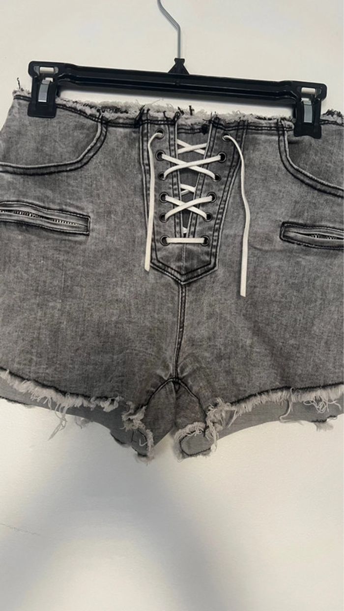 Short en jean gris en parfait état taille 38 marque daysie - photo numéro 4