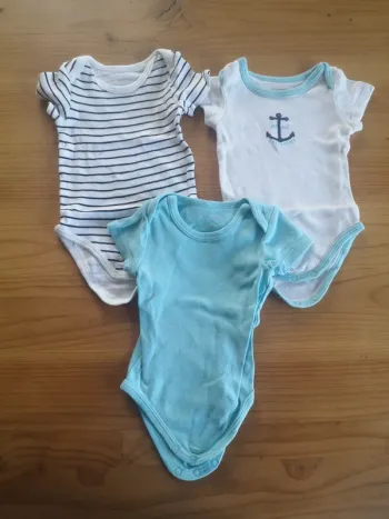 Lot bodies 3 mois. Manches courtes