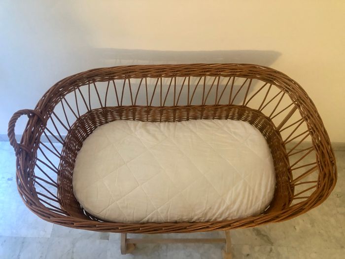 Grand berceau en rotin avec roulettes et literie complète - photo numéro 3