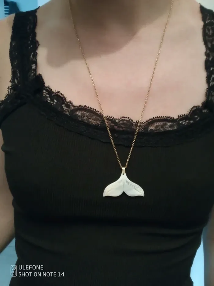 Collier queue de sirène / baleine en nacre naturelle blanche gravée à la main - photo numéro 3