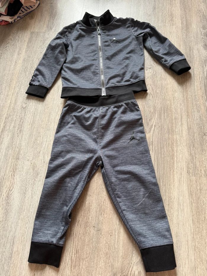 Jogging Jordan gris et noir 24 mois