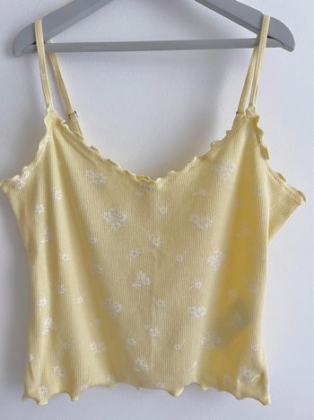 Crop top neuf Hollister jaune fleuri avec de petites fleurs blanches