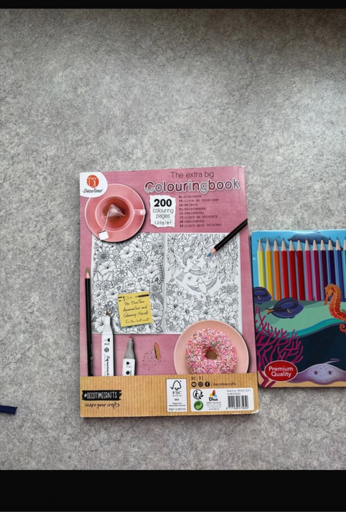 Lot de coloriage et crayons de couleur neuf - photo numéro 2