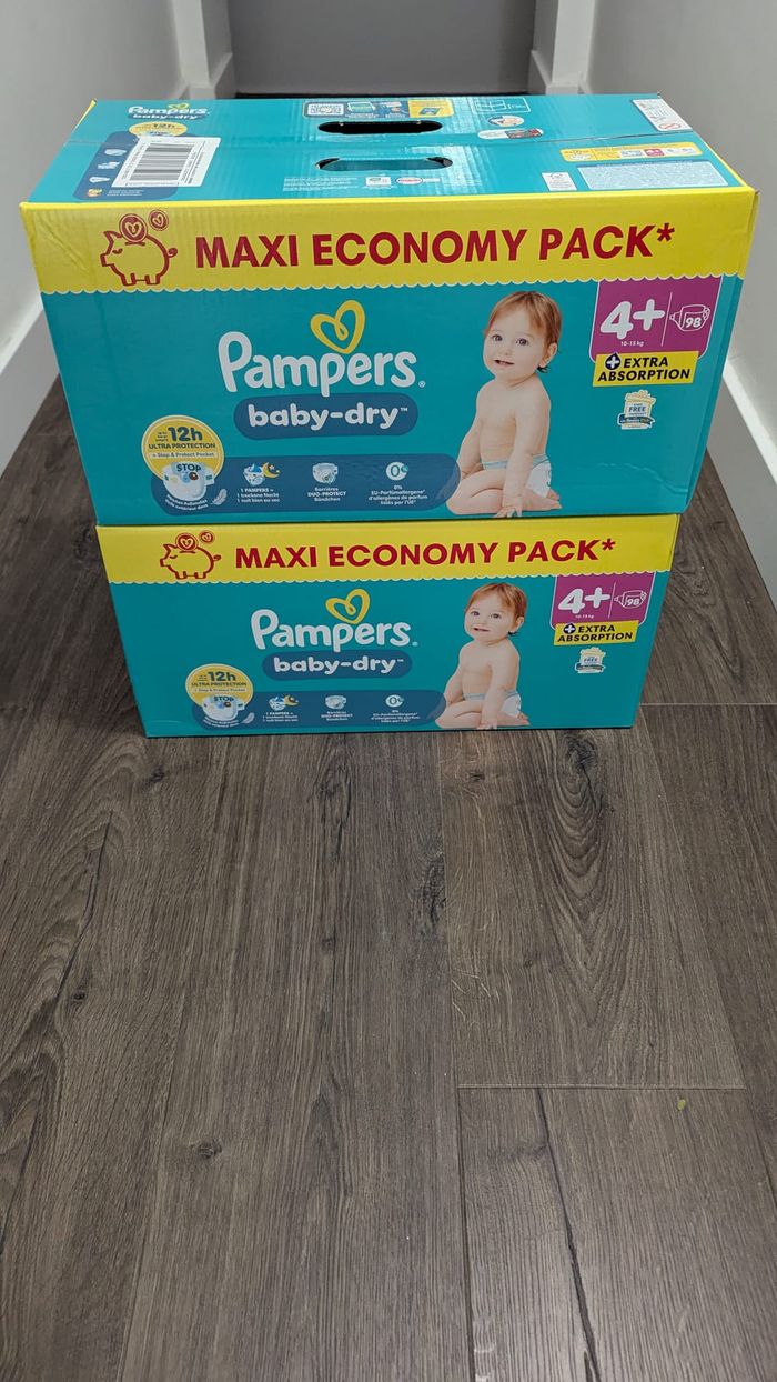 Lot de 2 cartons de Pampers T4+