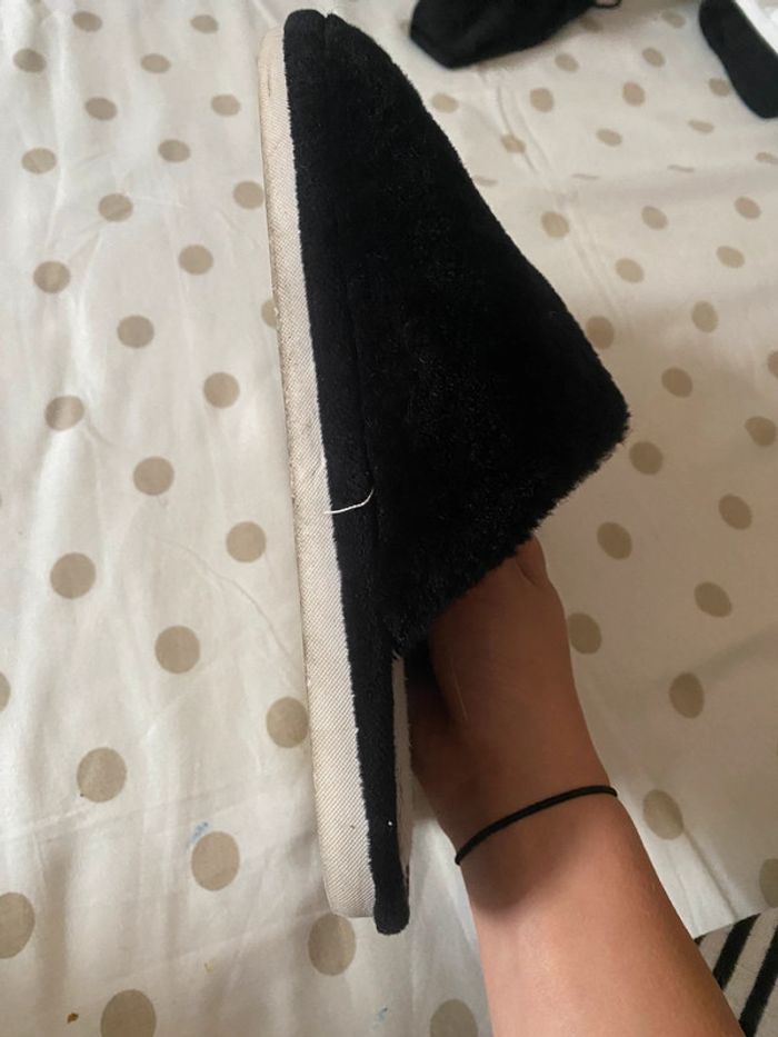 Paire de chaussons, noires et gris tout doux - photo numéro 6