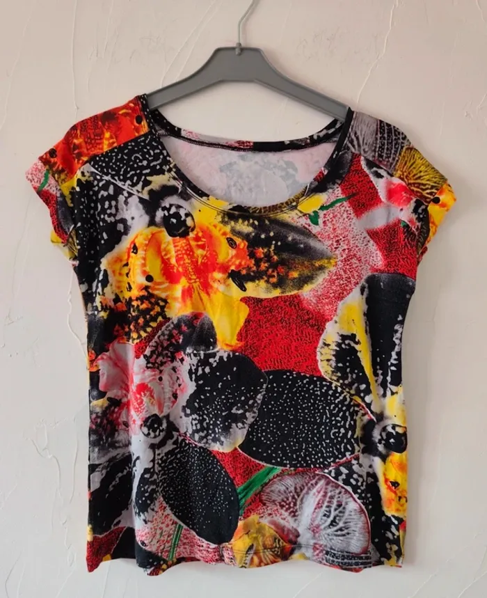 Magnifique tee shirt / top court taille 38 - photo numéro 2