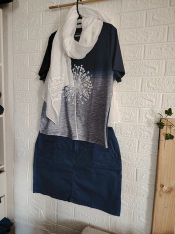 Ensemble jupe et tee-shirt bleu