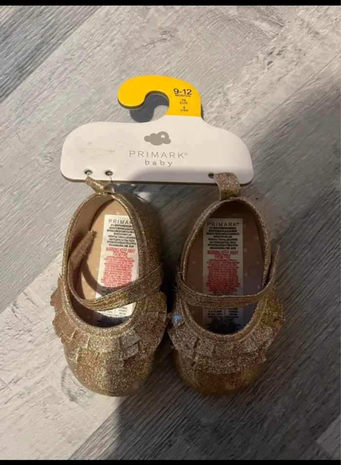 Petite chaussure doré neuf 9-12 mois