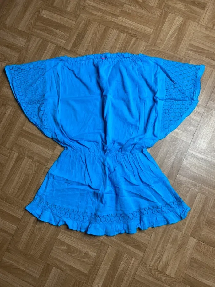 Robe avec manches en dentelles