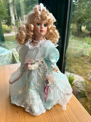 poupée en porcelaine 35 cm