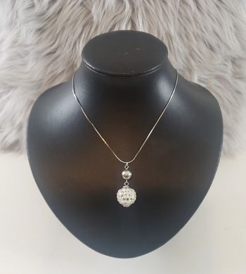 Collier boule strassée