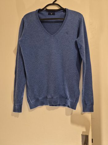 Pull col V de la marque GANT bleu taille S en parfait état  70% de cotton et 30% de laine