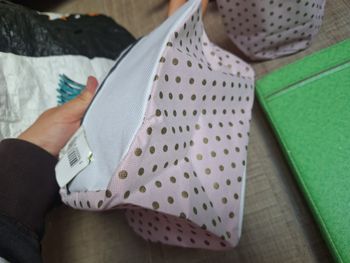 Assortiment panier tissus et trousse toilette bébé